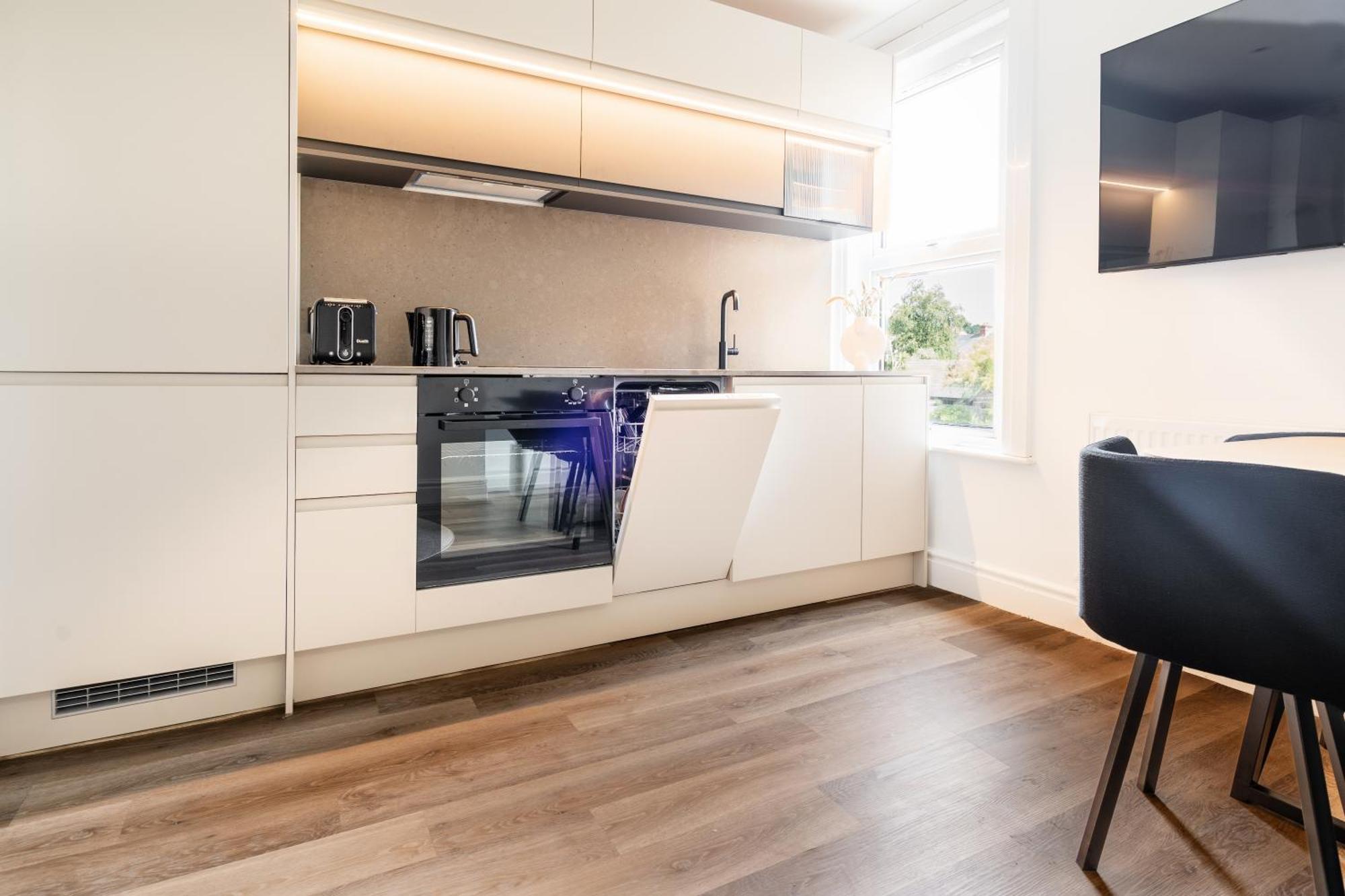 Newly Designed, 2Br Apt, 5Min From Northwood London Tube Station, Nato Hq, Ideal For Wembley, Warner Studio, Contractors エクステリア 写真