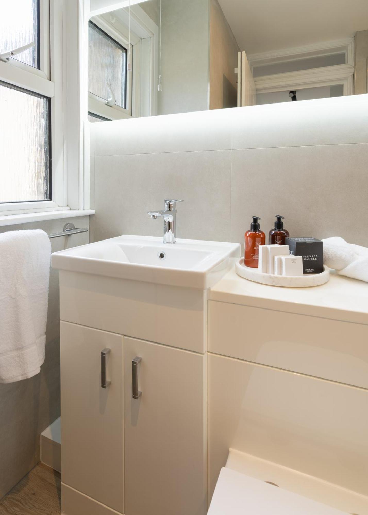 Newly Designed, 2Br Apt, 5Min From Northwood London Tube Station, Nato Hq, Ideal For Wembley, Warner Studio, Contractors エクステリア 写真