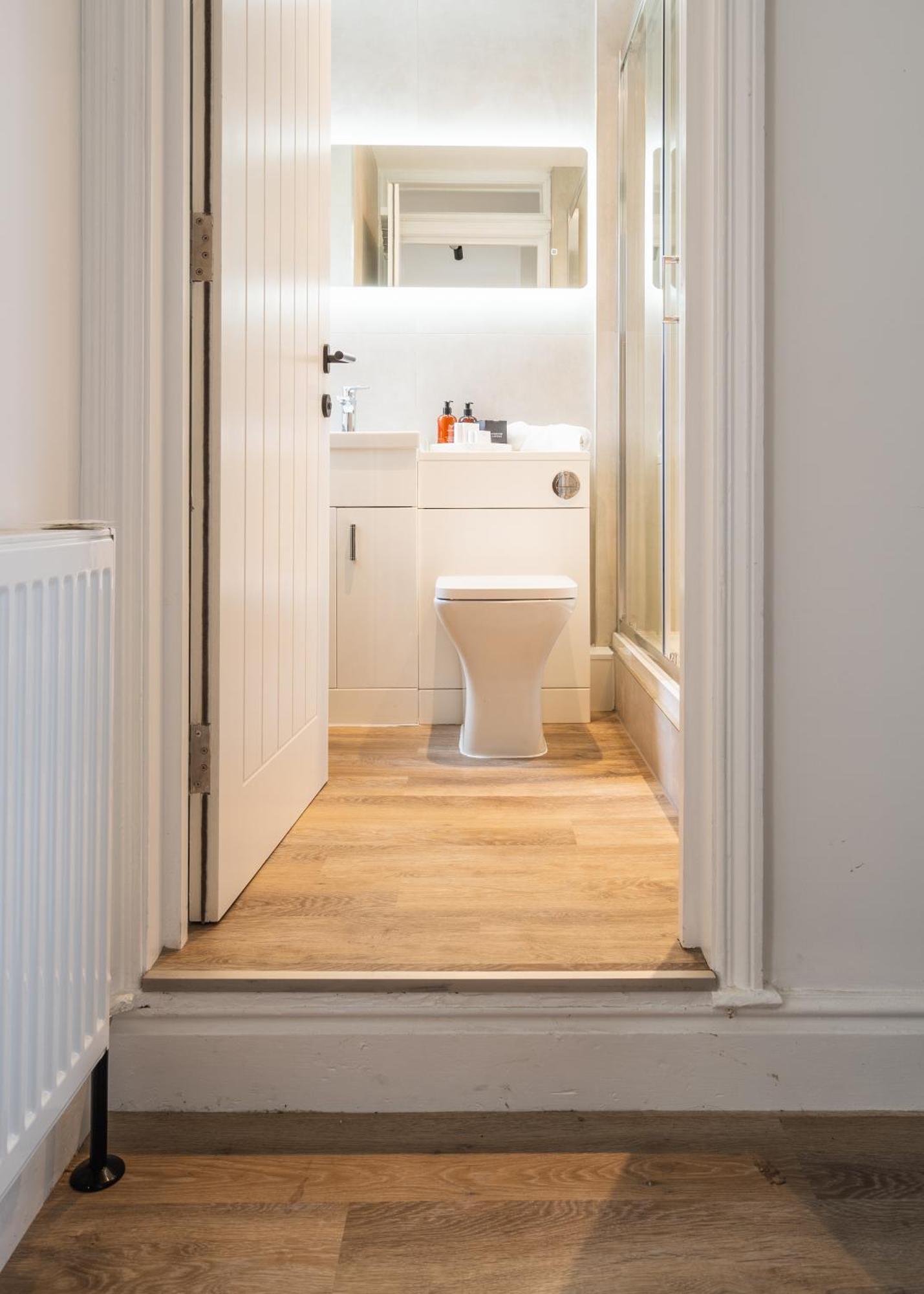 Newly Designed, 2Br Apt, 5Min From Northwood London Tube Station, Nato Hq, Ideal For Wembley, Warner Studio, Contractors エクステリア 写真