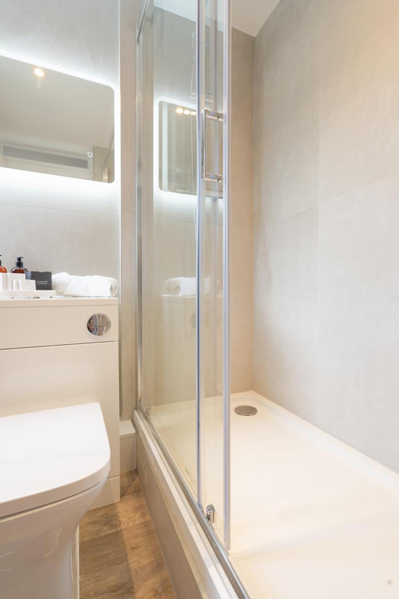 Newly Designed, 2Br Apt, 5Min From Northwood London Tube Station, Nato Hq, Ideal For Wembley, Warner Studio, Contractors エクステリア 写真